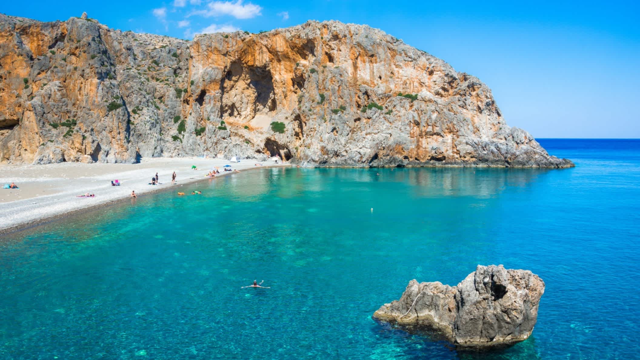 Personnes sur le sable de la plage d'Agiofarago sur l'île de Crète, en Grèce.