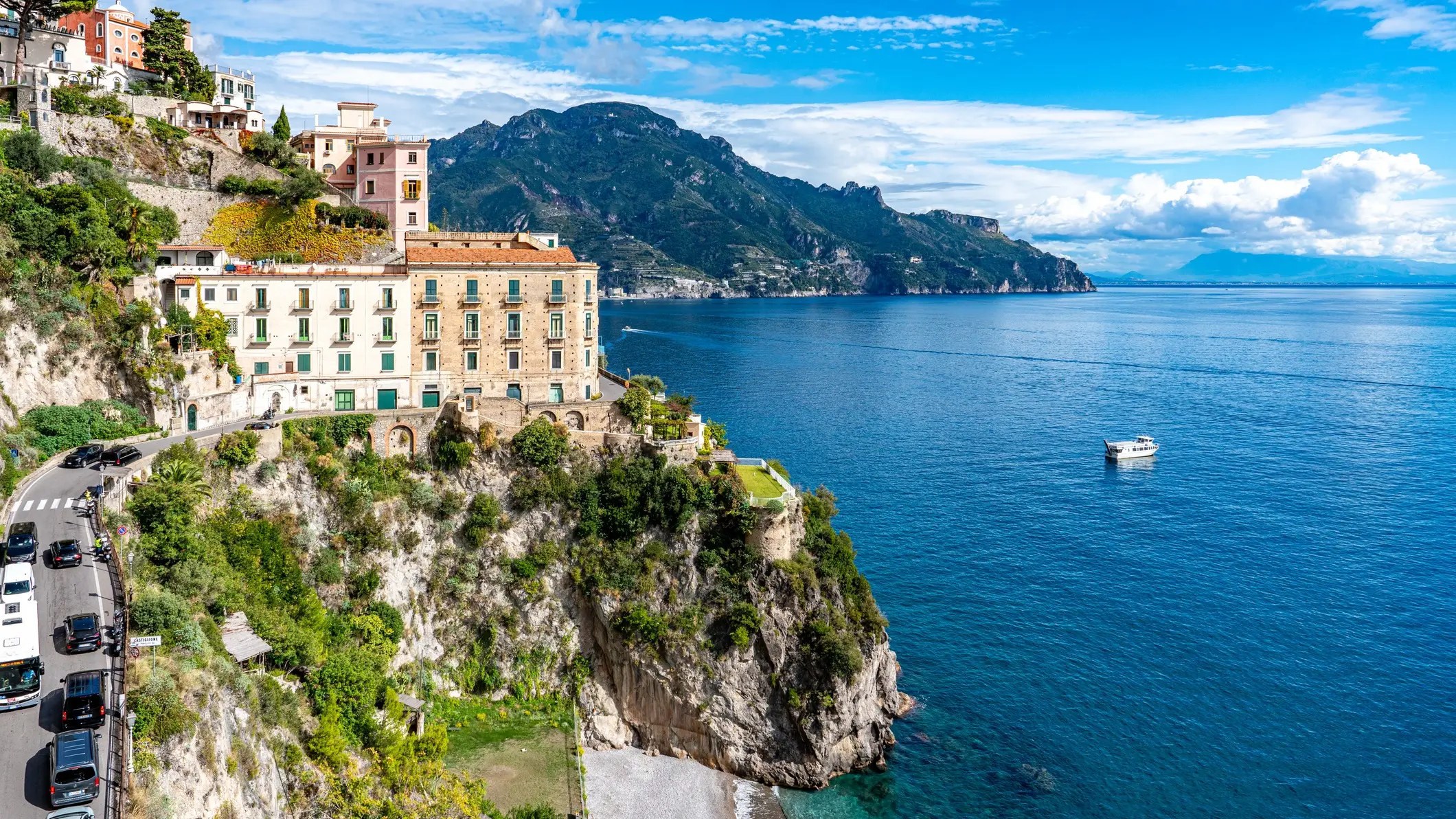Italien, Ravello Luftaufnahme Atrani von der Villa Cimbrone in Ravello an der Amalfiküste, Italien