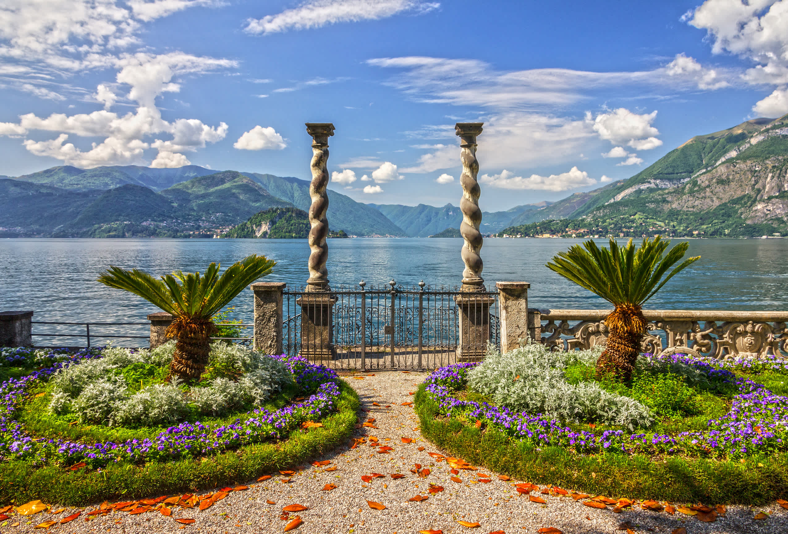 Blick auf den Garten am Comer See, Lombardei, Italien. 