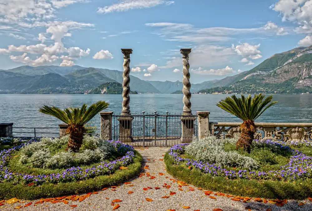 Blick auf den Garten am Comer See, Lombardei, Italien. 