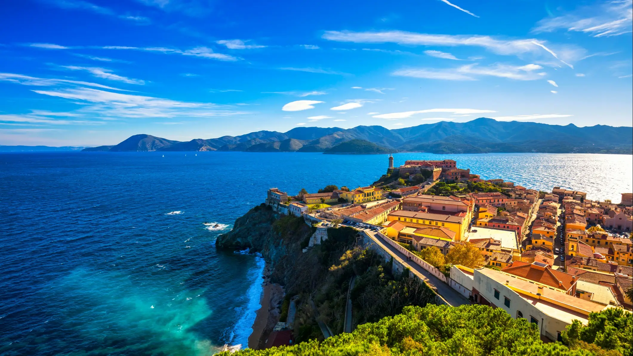 Italien, Elba, Portoferraio Aussicht von einem Felsvorsprung auf das Meer in Portoferraio