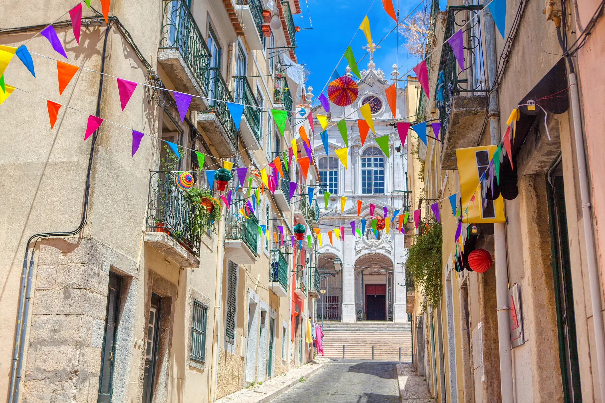 Portugal, Lissabon Straße mit Fahnen in Lissabon, Portugal.
