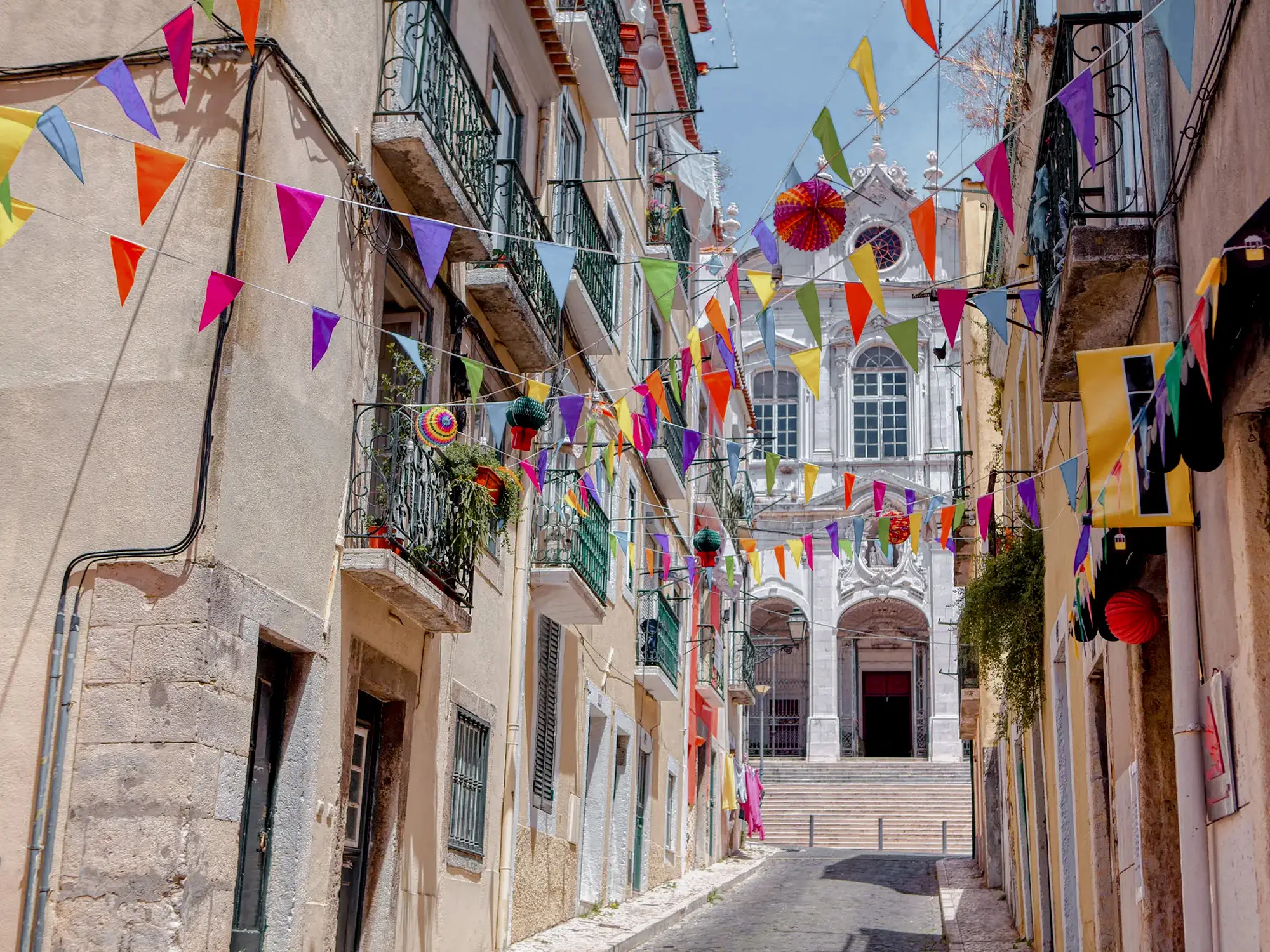 Straße mit Fahnen in Lissabon, Portugal. 