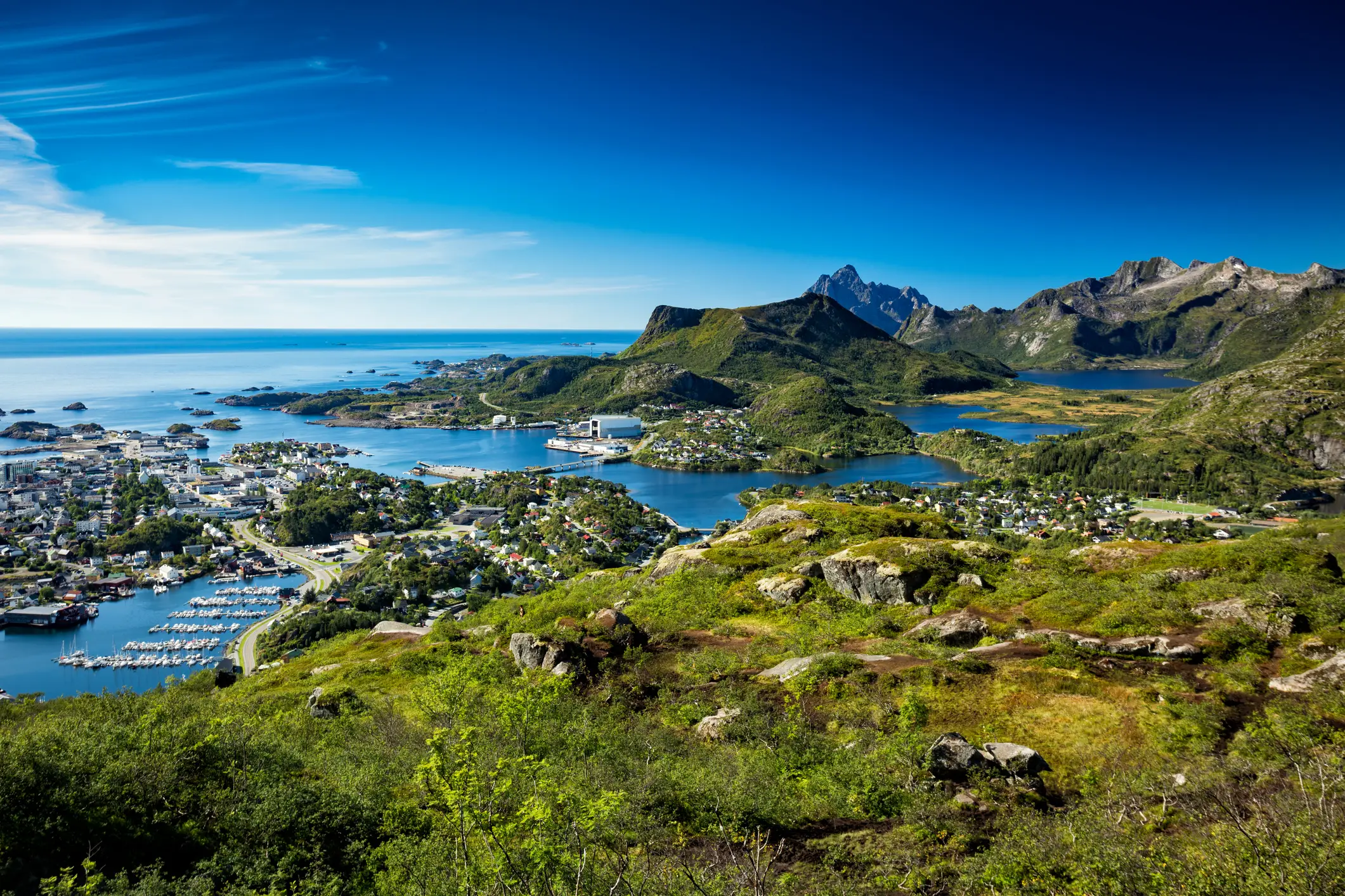 Norwegen, Lofoten, Svolvaer Blick aus der Vogelperspektive auf die Stadt Svolvaer, Lofoten, Norwegen.