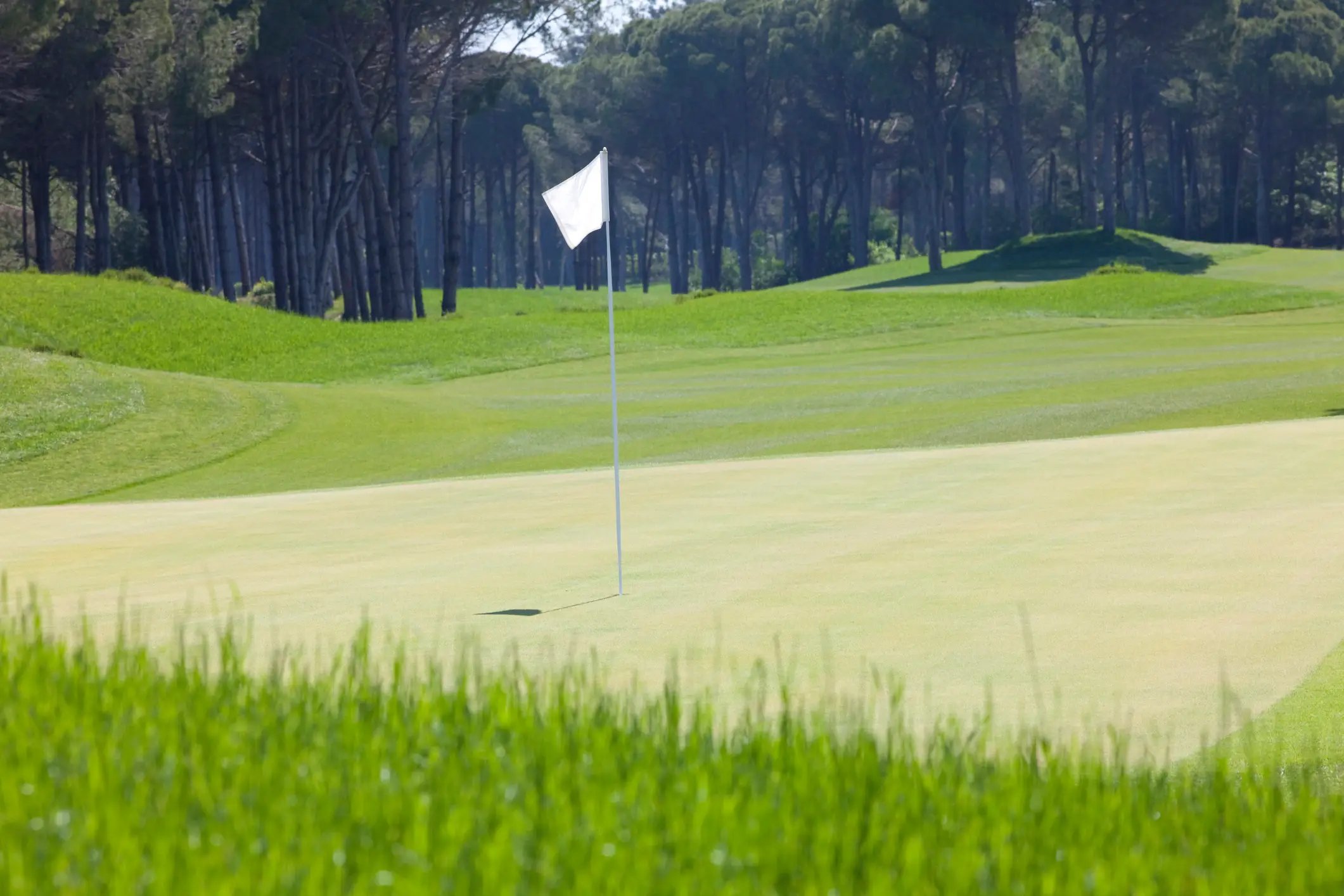 Blick auf eine weiße Flagge auf einem Golfplatz, Kenia