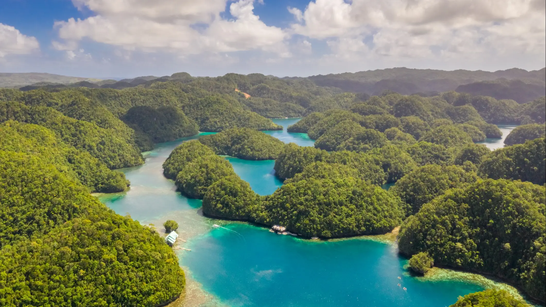 Siargao, Mindanao, Philippinen Luftaufnahme grüner Inseln mit Lagunen und türkisfarbenem Wasser, Siargao, Mindanao, Philippinen.