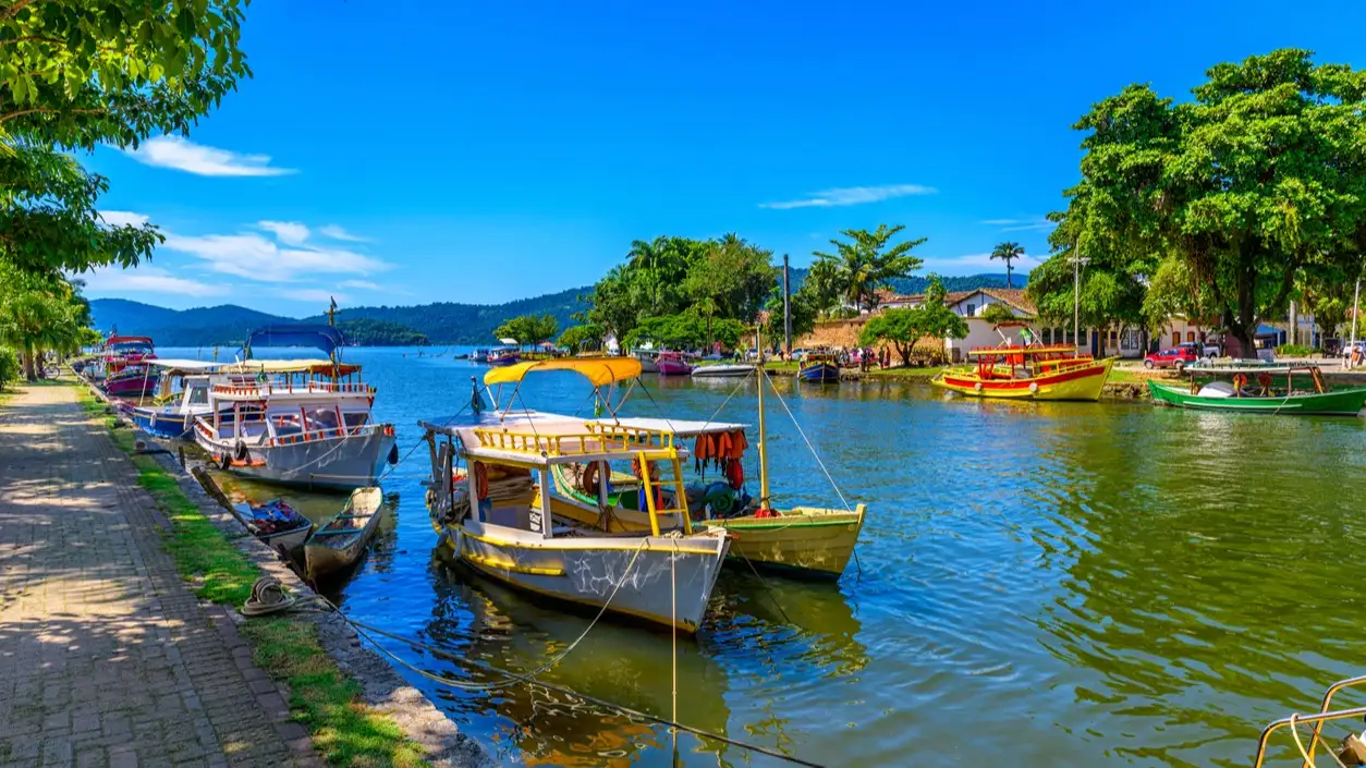 Centre historique, bateaux, Paraty, Brésil Quai du centre historique avec des bateaux à Paraty, Rio de Janeiro, Brésil