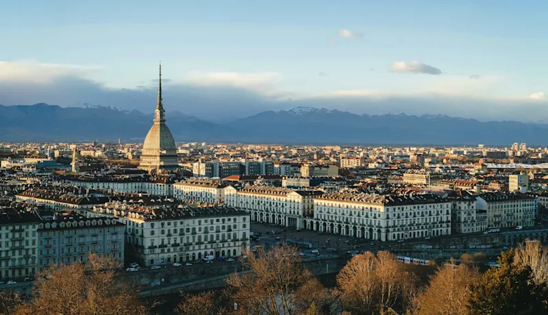 Turin in Piémont, Italy, captivates with its elegant architecture, historic cafés and the impressive Alpine scenery in the background