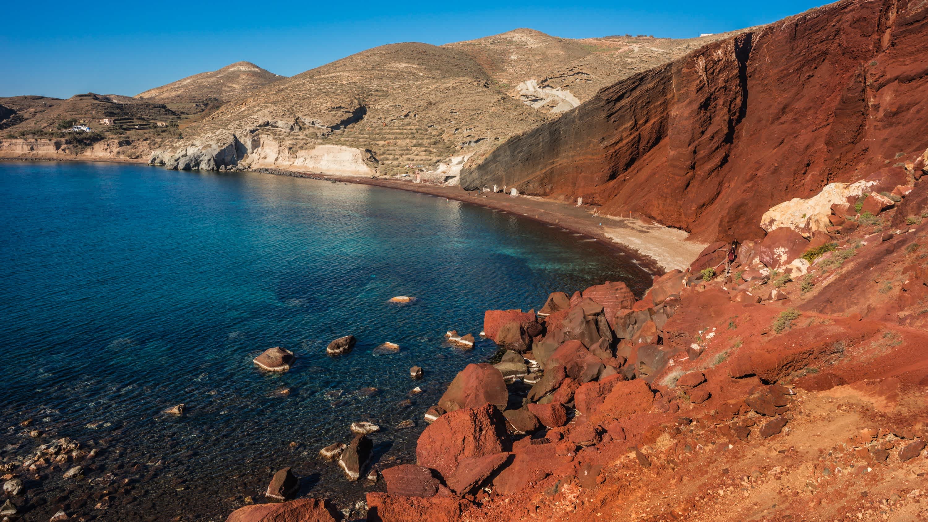 Ungewöhnlicher und einzigartiger roter Strand auf Santorin, Griechenland