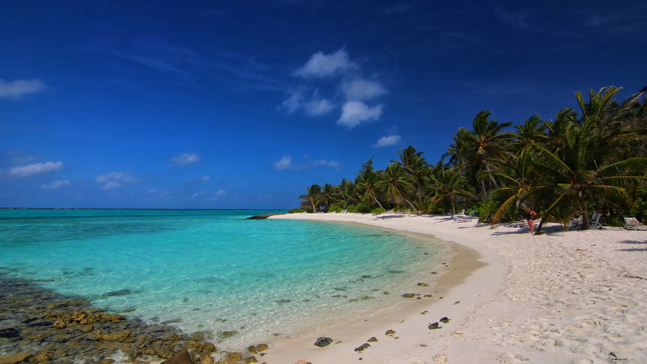 Malediven, Dhigura Beach Sandstrand mit Palmen und türkisblauem Meer