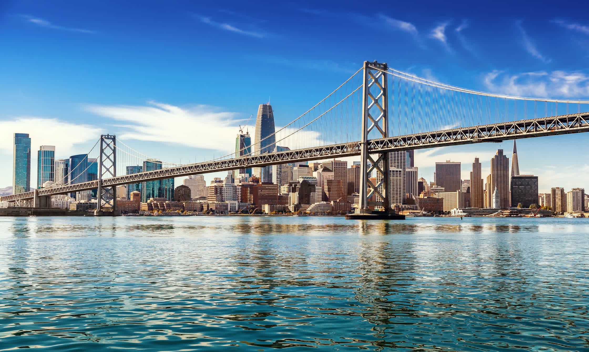 Blick auf die Oakland Bay Bridge in San Francisco, USA.