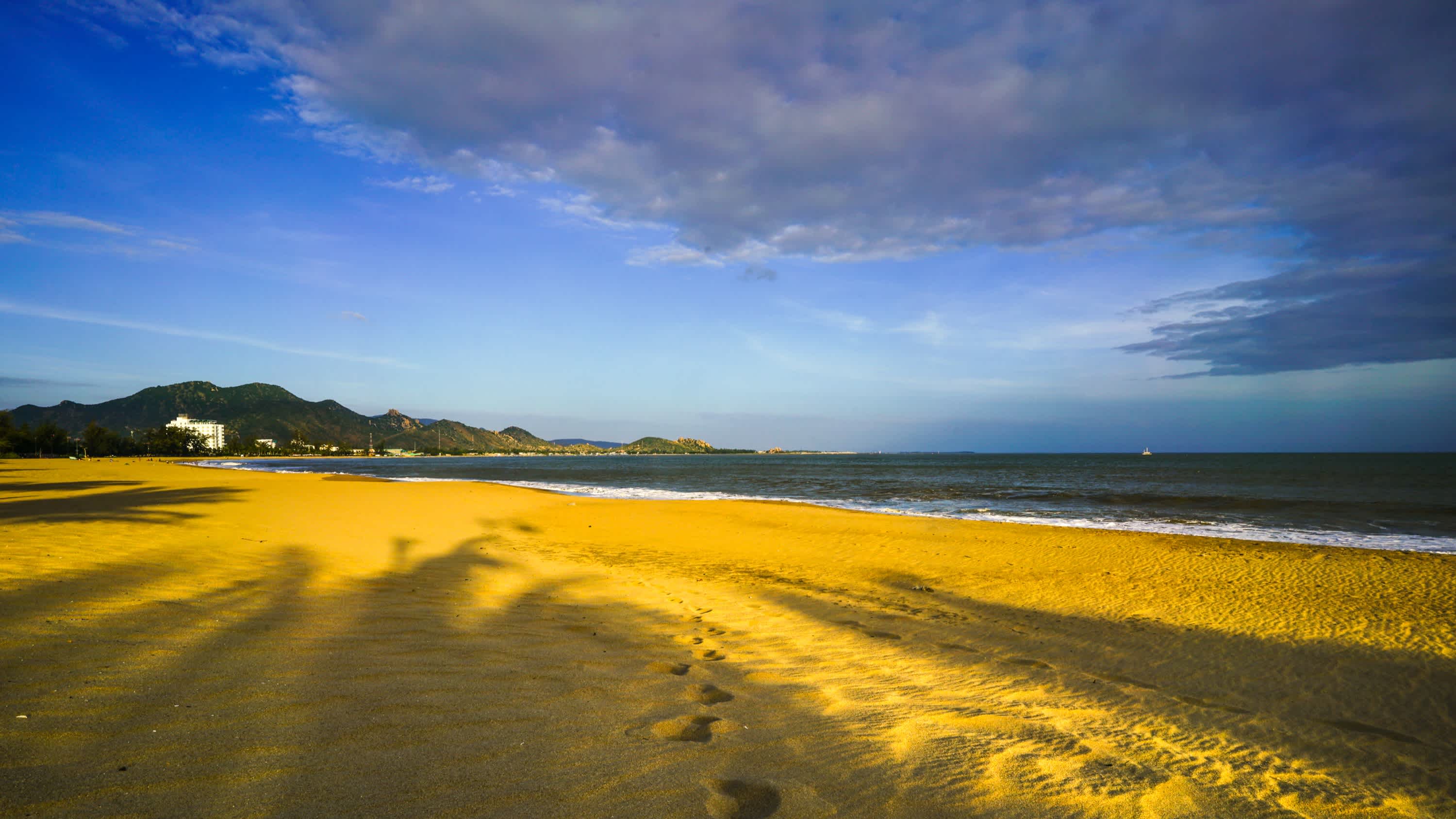 Vue de la plage de Ninh Chu au Vietnam avec ciel bleu depuis le sable doré