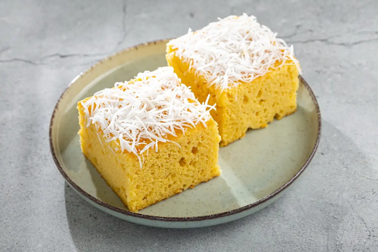 Sri Lanka, Love Cake Kokosnusskuchen in Scheiben geschnitten auf dem Tisch.