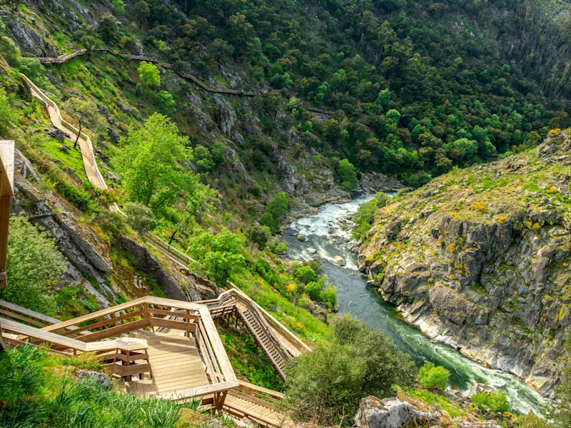 Les impressionnants Passadiços do Paiva, un sentier de randonnée le long des gorges de Paiva au Portugal