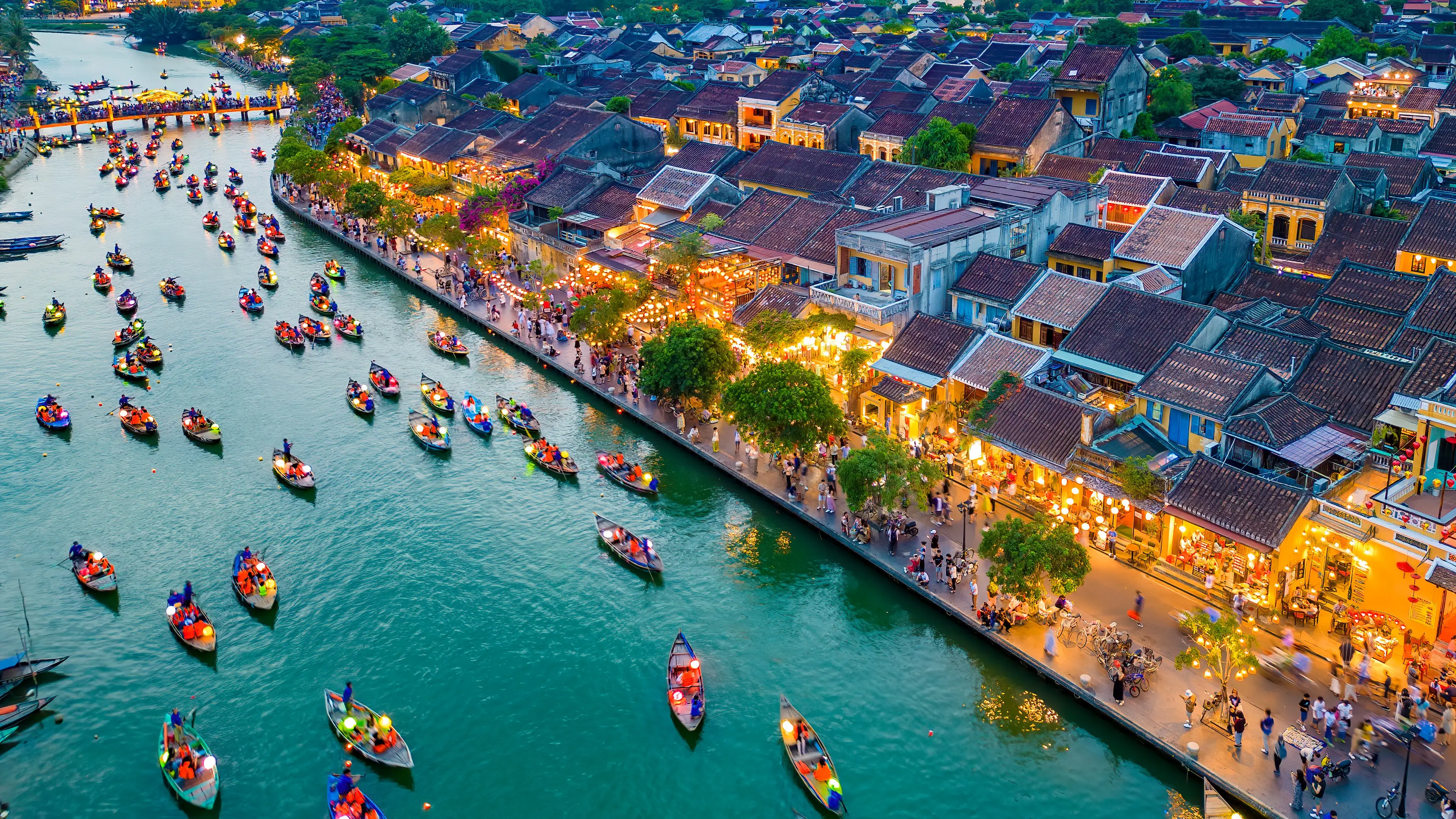 Vietnam, Hanoi Hanoi erleuchtet mit Laternen und bunten Booten auf dem Fluss.
