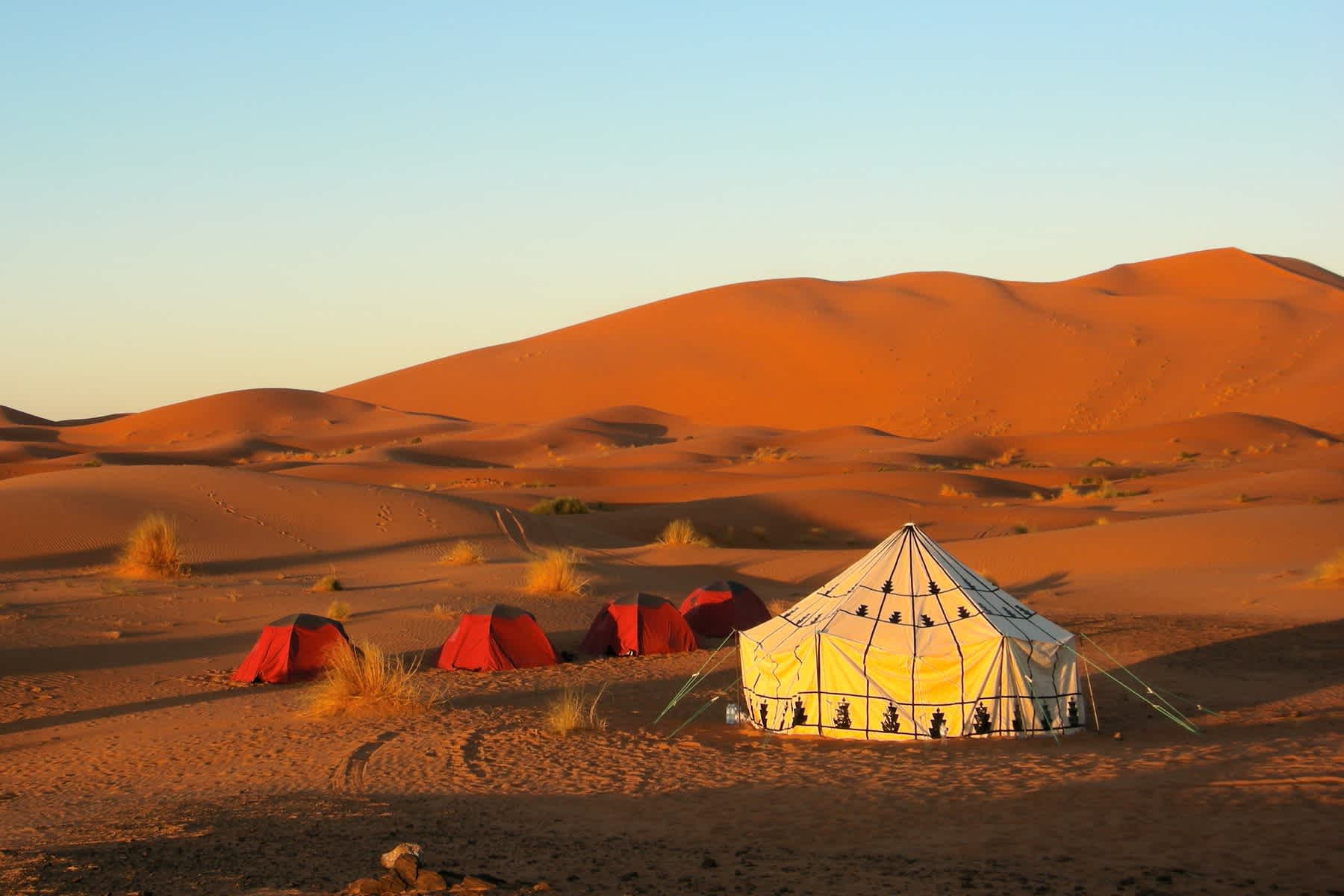 Zelt in der Namib-Wüste mit blauem Himmel, Namibia.
