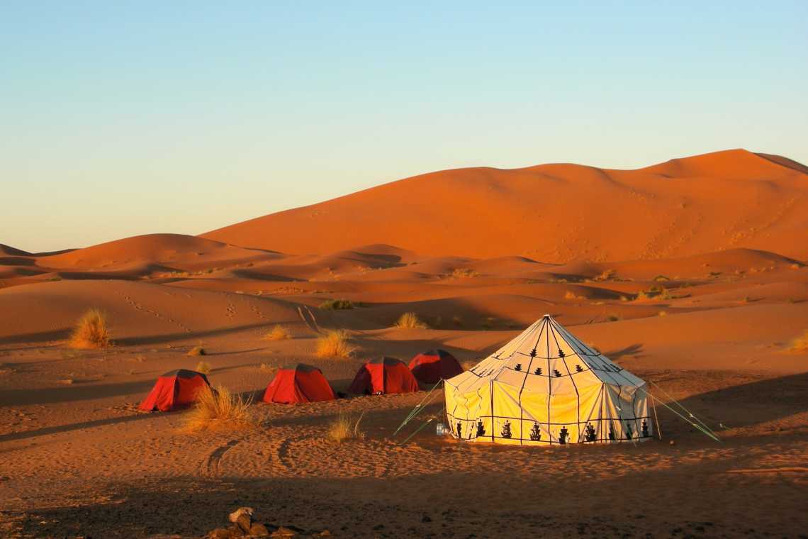 Zelt in der Namib-Wüste mit blauem Himmel, Namibia.
