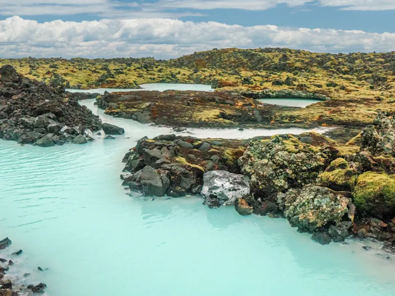 Reykjanes Halbinsel, Island Reykjanes in Island, bekannt für seine geothermische Aktivität, Vulkane und Lavafelder, bietet eine einzigartige Landschaft, die das wilde Herz der Insel widerspiegelt