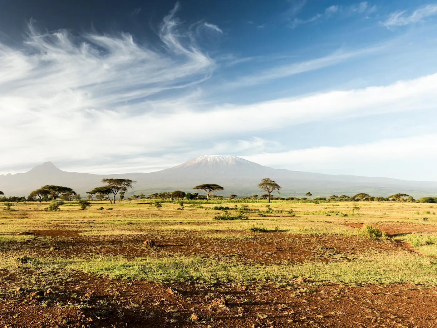 Die weite, majestätische Landschaft am Fuße des Kilimandscharo in Tansania