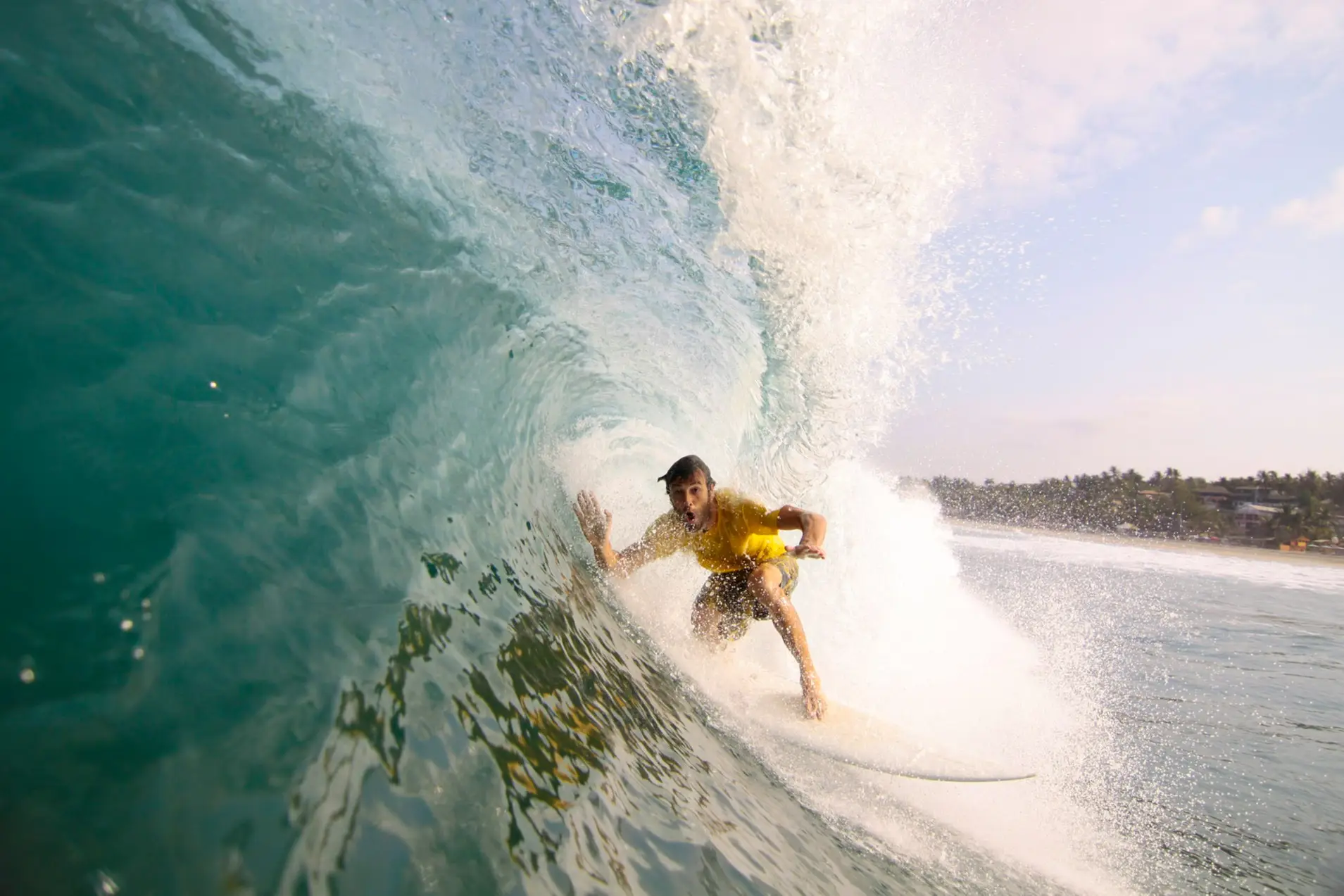 Surfender Mann Mann reitet Wellen auf Surfboard.