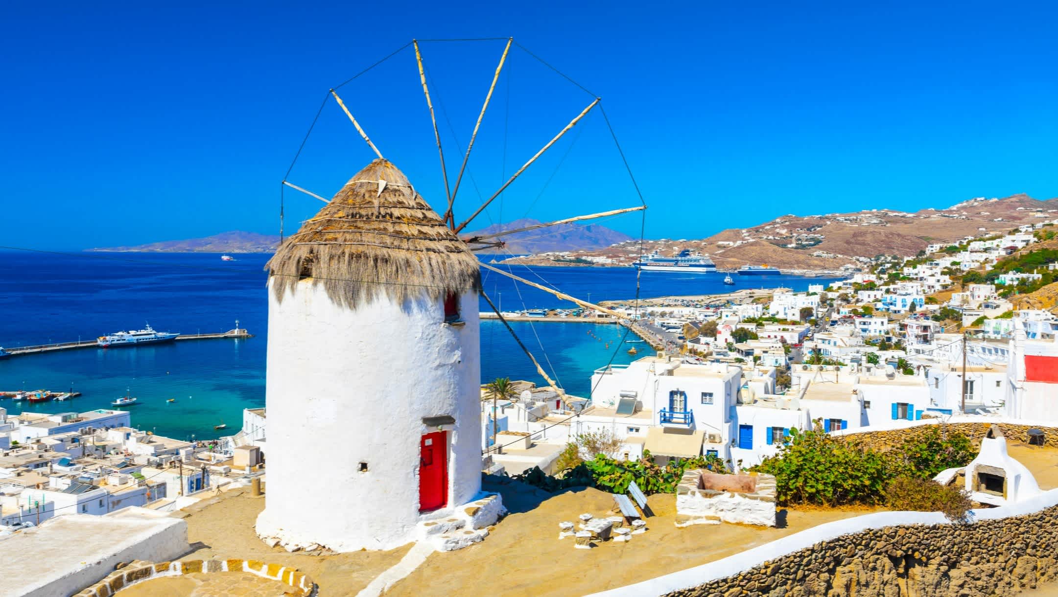 Vue panoramique de la ville depuis le moulin à vent de Boni, à Mykonos, Cyclades, Grèce