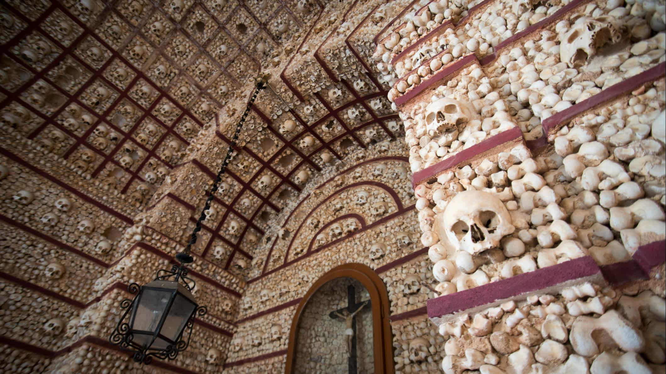 Die Capela dos Ossos in Faro, Algarve, Portugal
