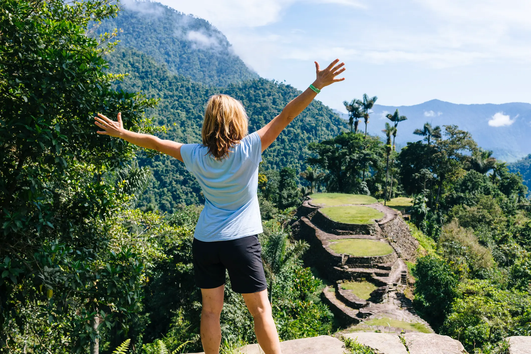 Kolumbien, Verlorenen Stadt, Wandern Wanderer genießen den Panoramablick auf den Terrassen der Verlorenen Stadt (Ciudad Perdida) in der Sierra Nevada de Sante Marta, Kolumbien.