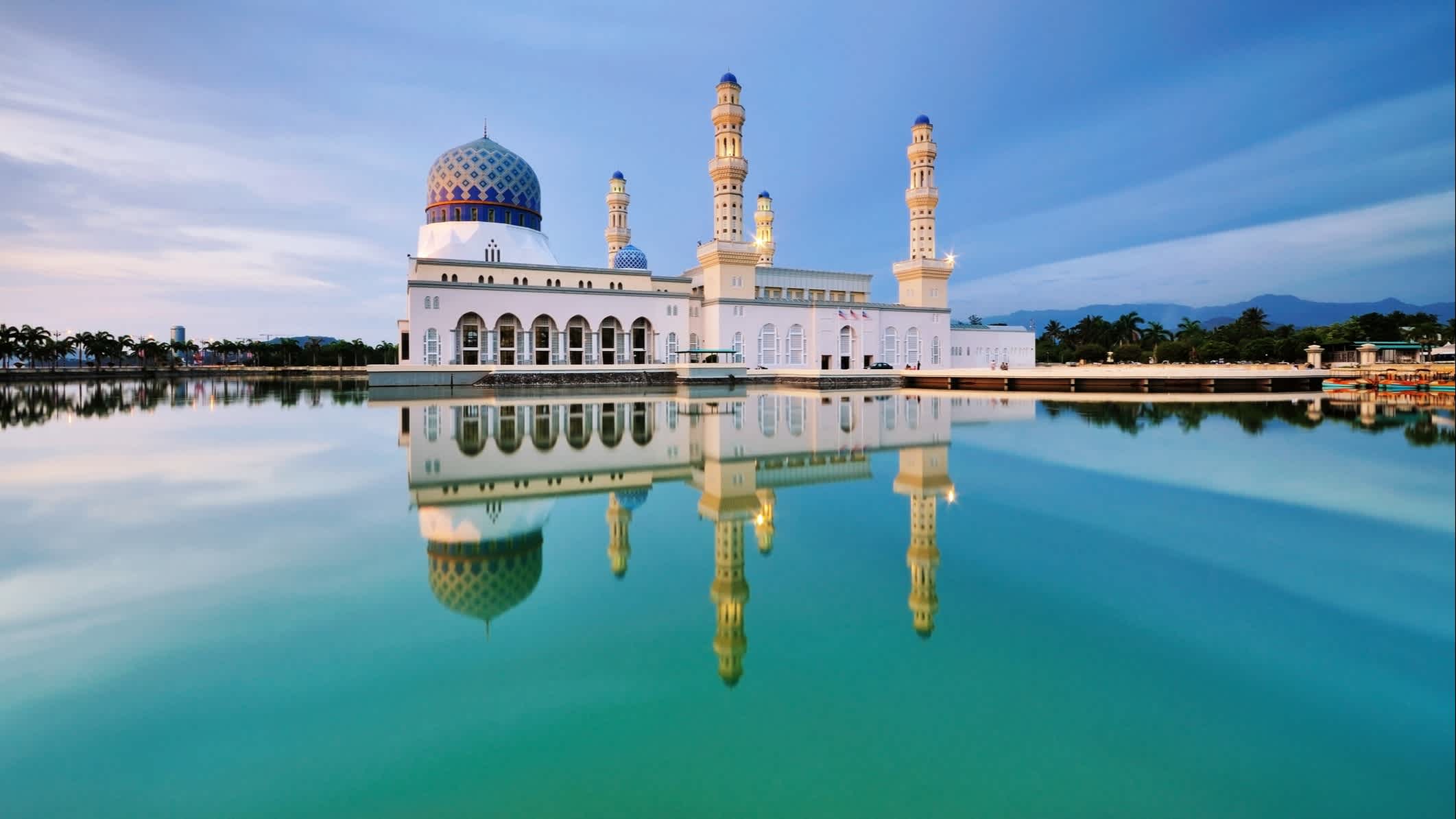 Reflet dans l'eau de la mosquée flottante de Kota Kinabalu, Bornéo Malaisie.