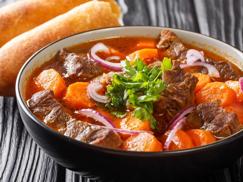 Nationalgericht Bo Kho, Vietnam Bo Kho ist ein vietnamesisches Rindfleischgericht, das traditionell mit einer würzigen, aromatischen Brühe serviert wird und oft als Frühstück gegessen wird