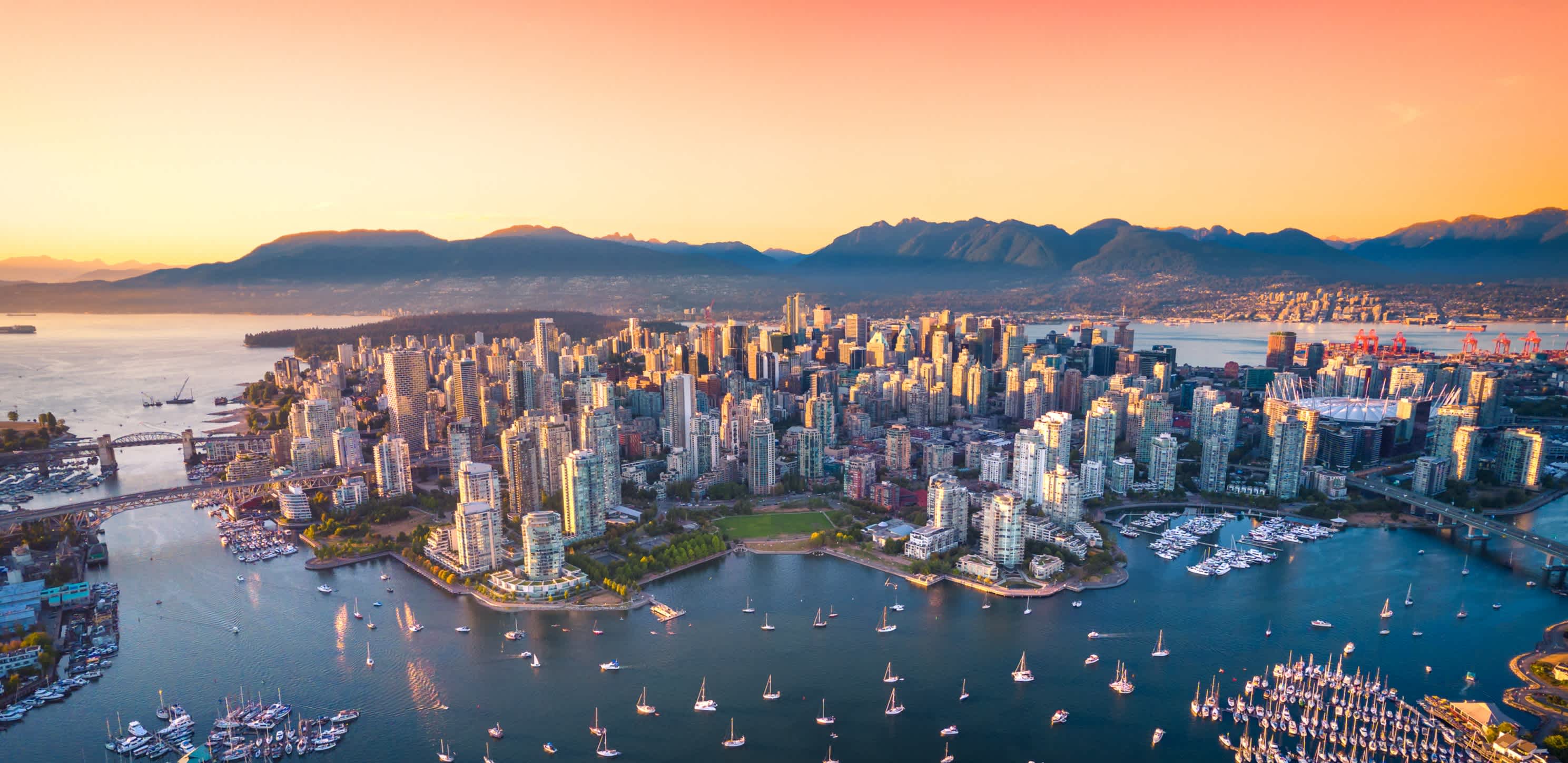 Schöne Luftaufnahme der Skyline der Innenstadt von Vancouver, British Columbia, Kanada bei Sonnenuntergang