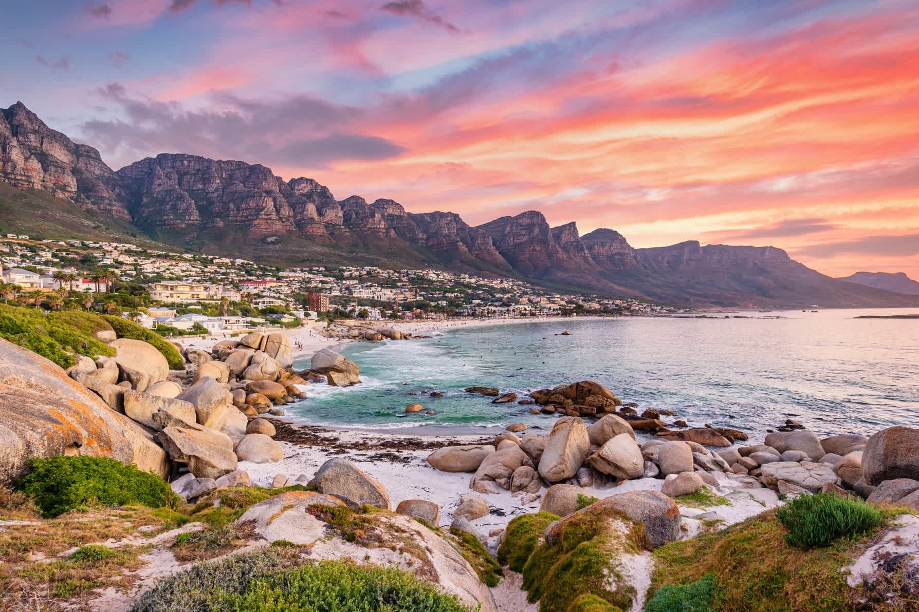 Schöner Sonnenuntergang in Camps Bay in Kapstadt, Südafrika