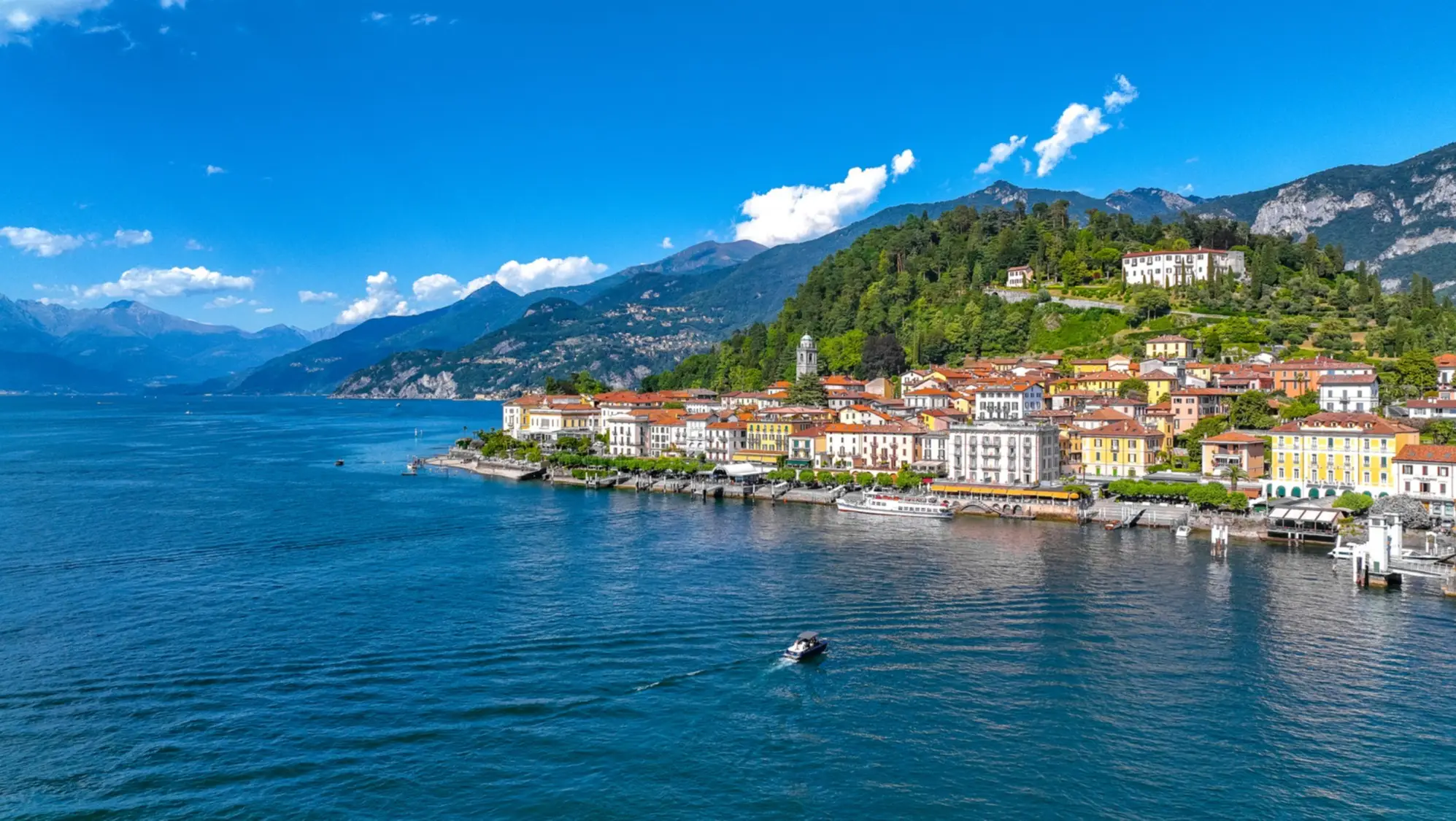 Bellagio, Italie Collines verdoyantes qui entourent la ville de Varenna sur le lac de Côme, en Italie.