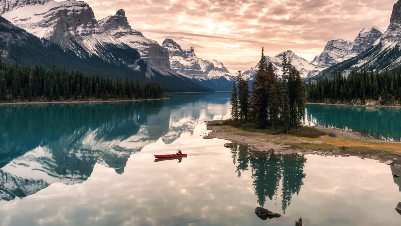 Kanada, Alberta, Jasper Kanufahrer auf See mit Bergen, Jasper, Alberta, Kanada.