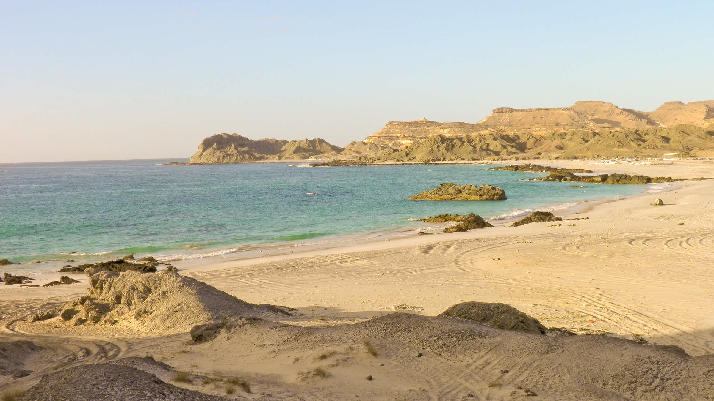 Der Landschaft der Oman-Küste mit dem Al Sawadi-Strand, Al Batina, Oman.

