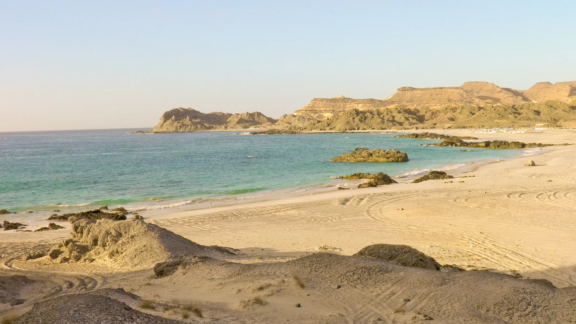 Oman, Al Batina, Al Sawadi-Strand Der Landschaft der Oman-Küste mit dem Al Sawadi-Strand, Al Batina, Oman.