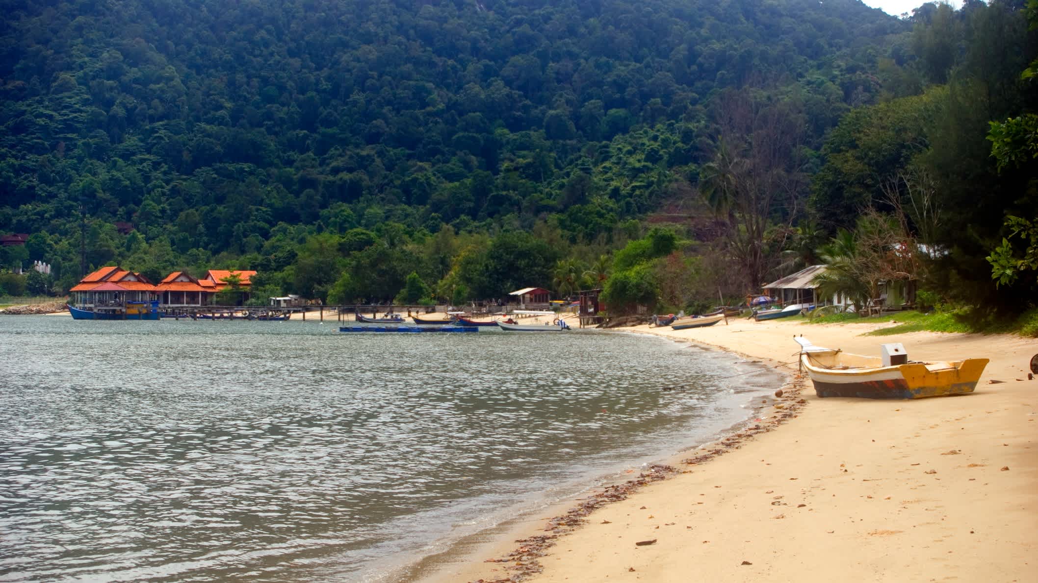 Bateau au bord d'une plage, sur l'île de Pulau Pangkor, Malaisie.
