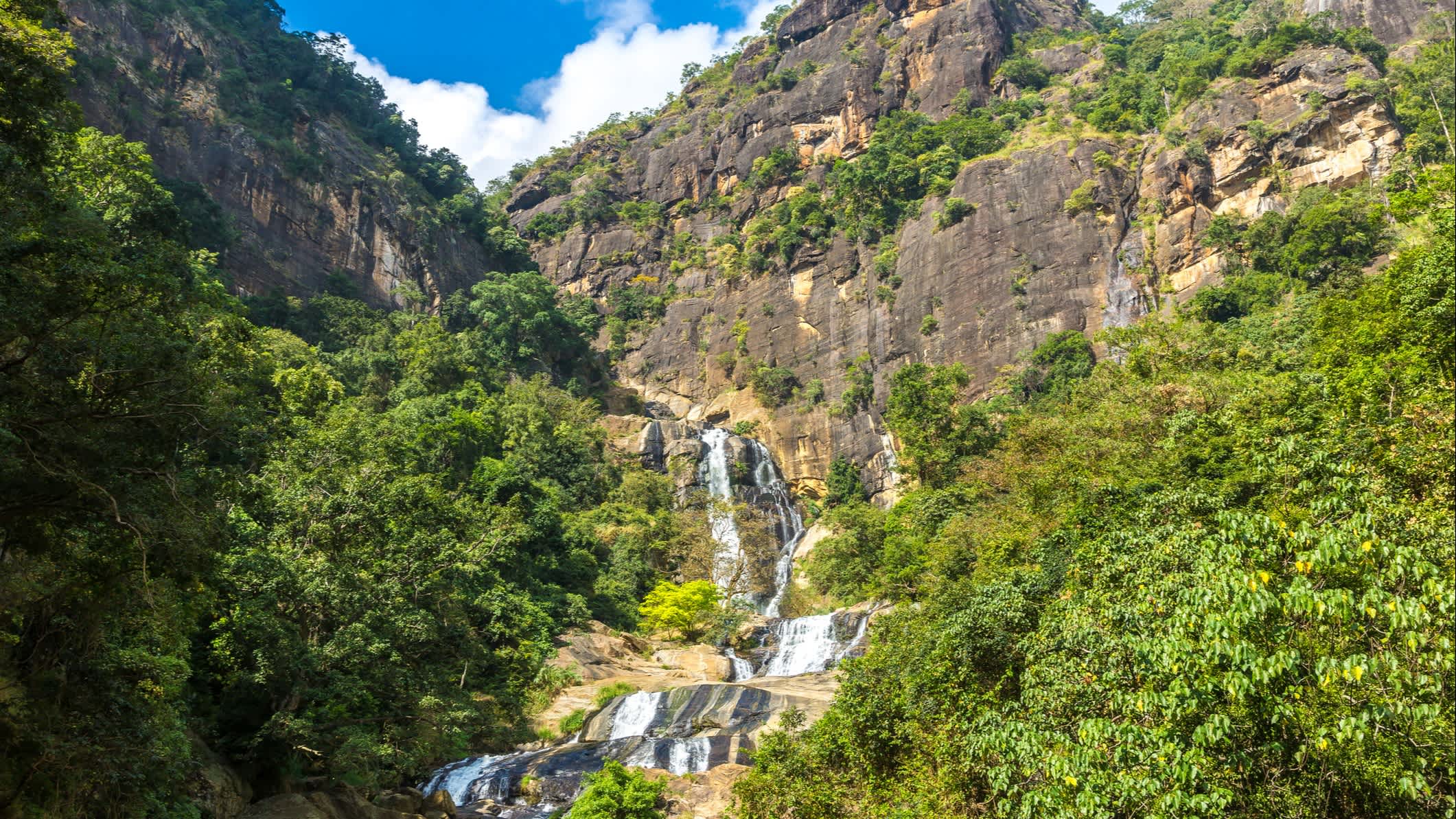 Beindruckende Rawana Wasserfall, Sri Lanka
