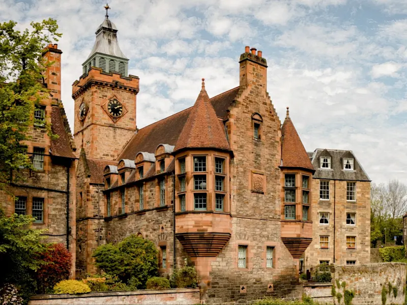 Historisches Dorf am Fluss mit Uhrturm. Dean Village, Edinburgh, Schottland
