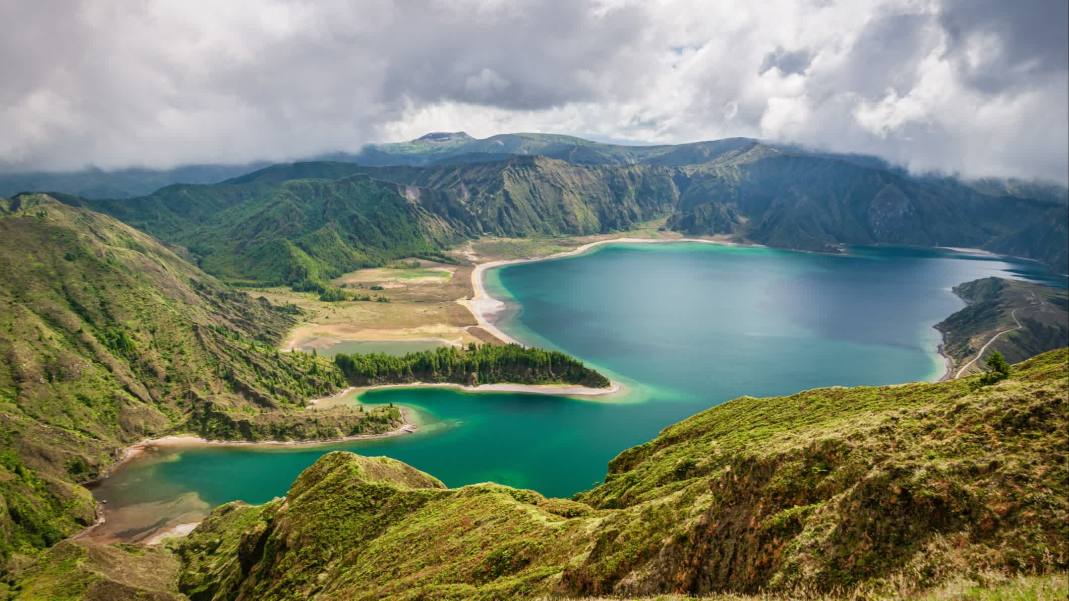 Vue aérienne du lac de cratère Lagoa do Fogo sur l'île de San Miguel, Açores, Portugal