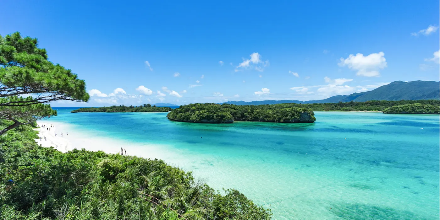 Ein Strand und Inseln in Okinawa, Japan.