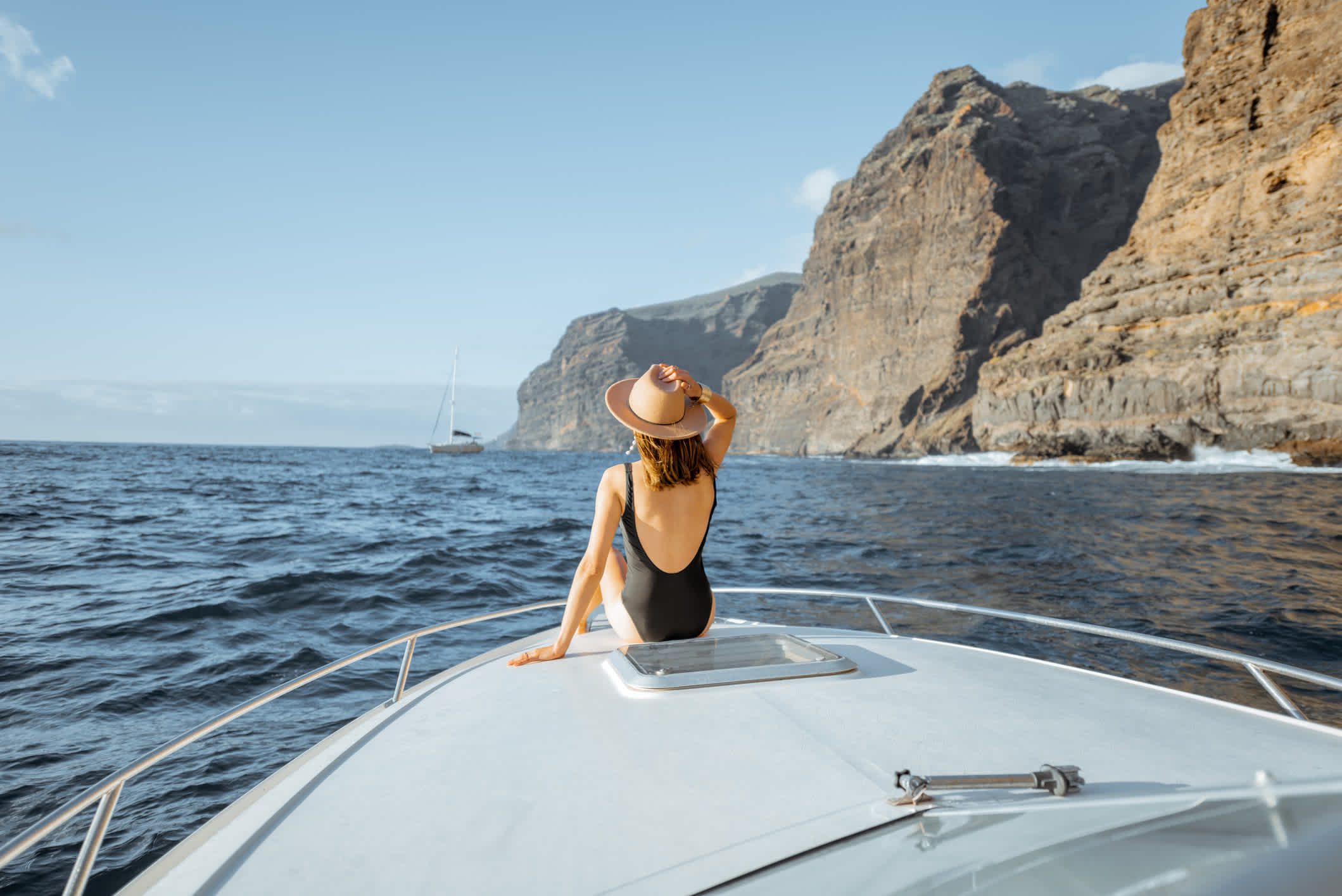 Frau auf einem Segelboot in der Nähe Los Gigantes, Teneriffa, Kanarische Inseln, Spanien. 

