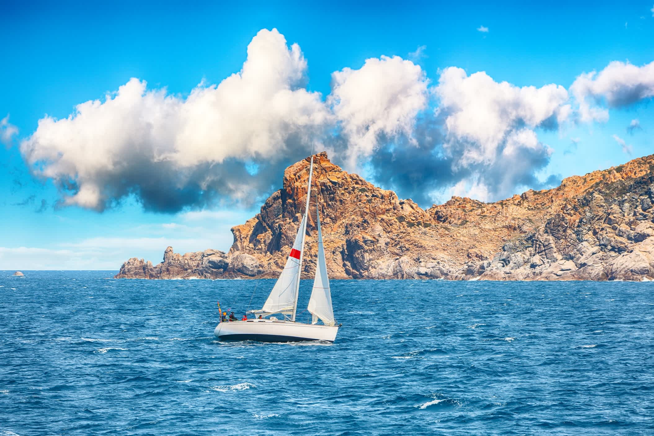 Das Segelboot in der Nähe der Klippen von Santa Teresa Gallura, Sardinien, Italien.

