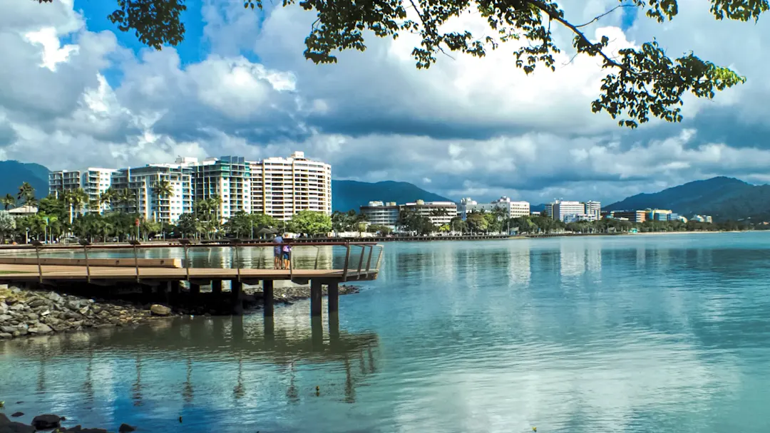 Uferpromenade mit Blick auf Stadt und Berge. Cairns, Queensland, Australien.