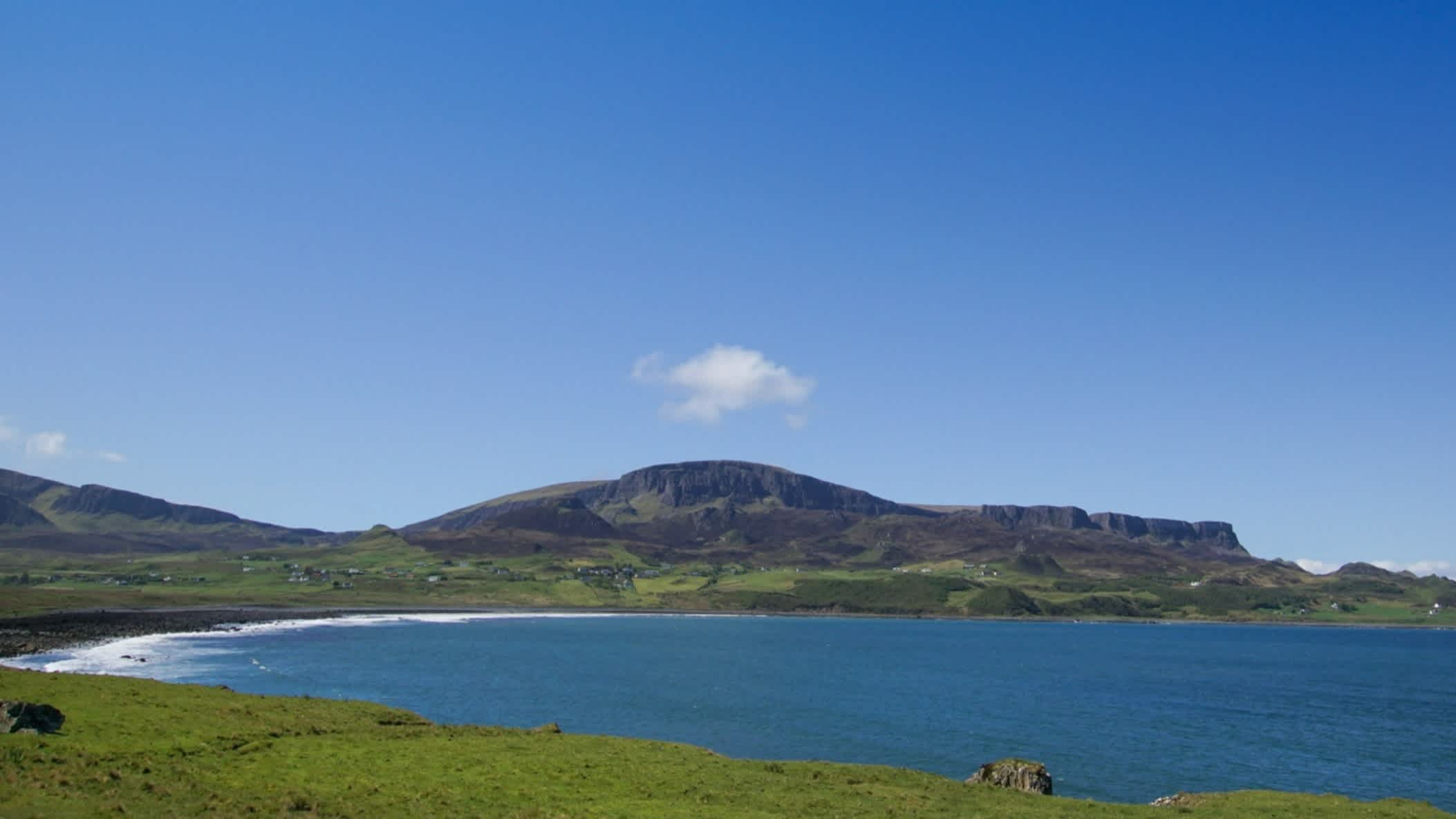 Vue sur la baie de Staffin sur l'île de Skye en Écosse, bordé de collines verdoyantes