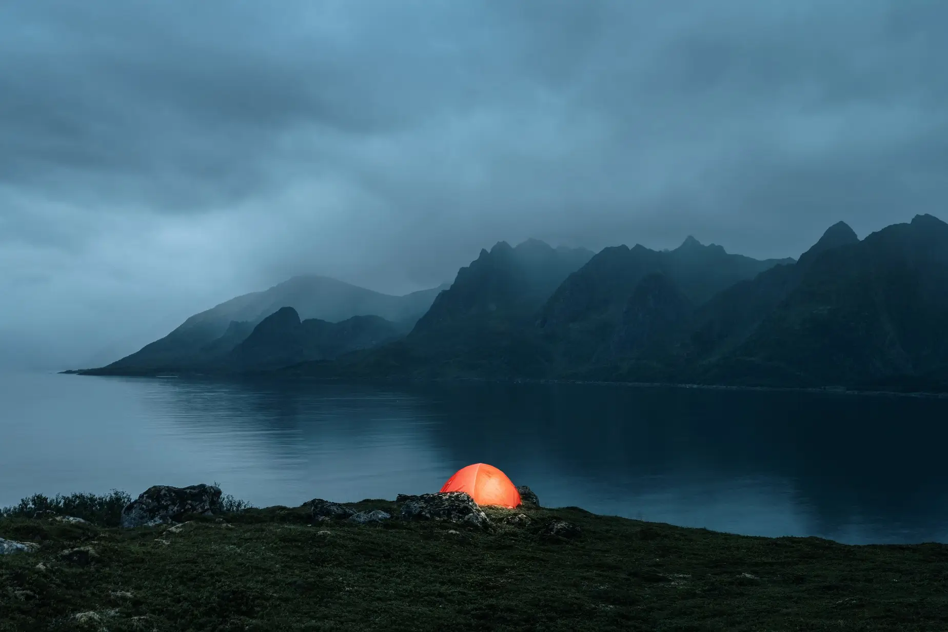 Une tente vers un fjord en Norvège.