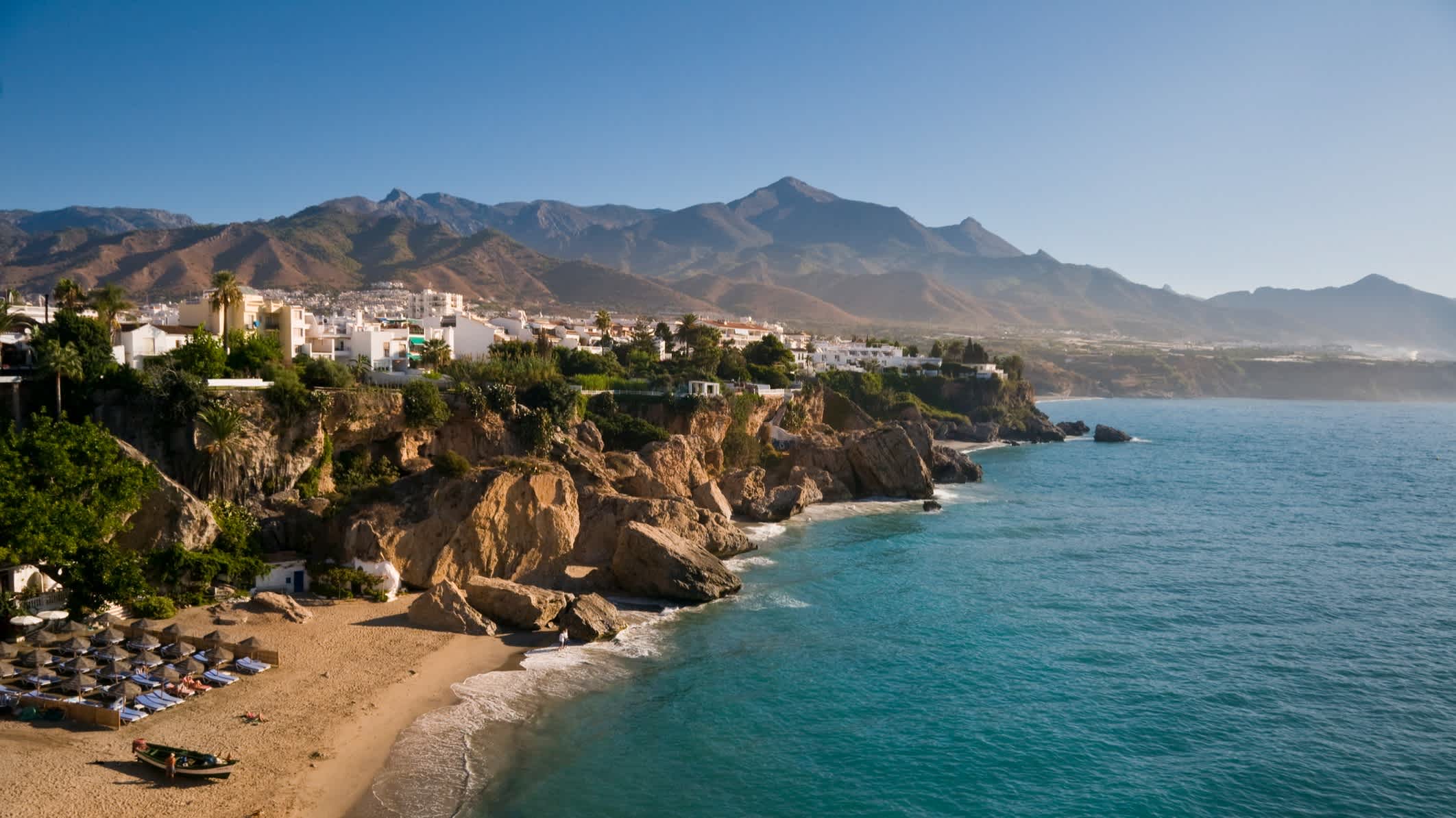 Blick auf den Strand in Nerja, Costa del Sol, Andalusien, Spanien. 
