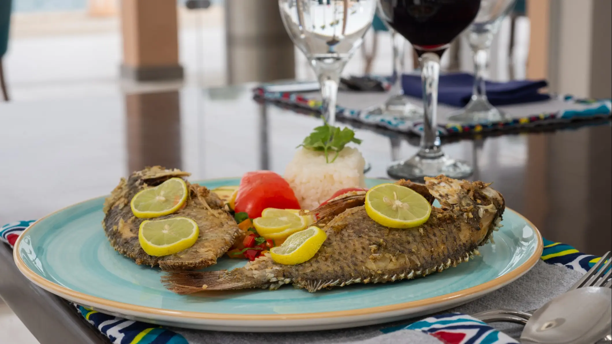 Ägypten, Ägyptischer Bouri Fisch mit Zitronenspatlen.