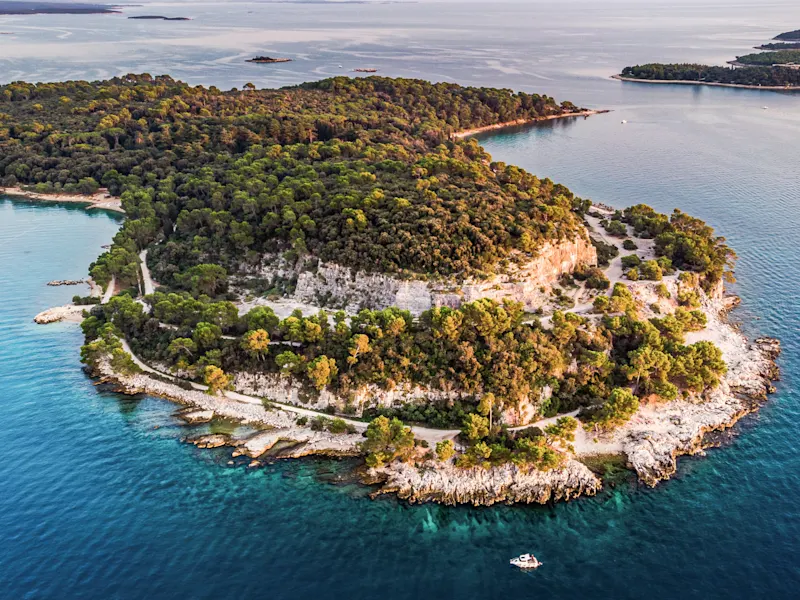 Das Goldene Kap in Istrien besticht durch seine atemberaubende Küstenlandschaft und die leuchtenden Farben des Meeres