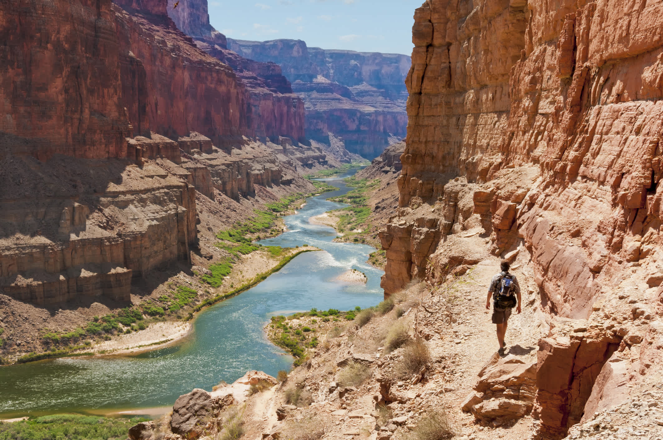 Mann wandert entlang des Colorado River durch den Grand Canyon in Arizona USA