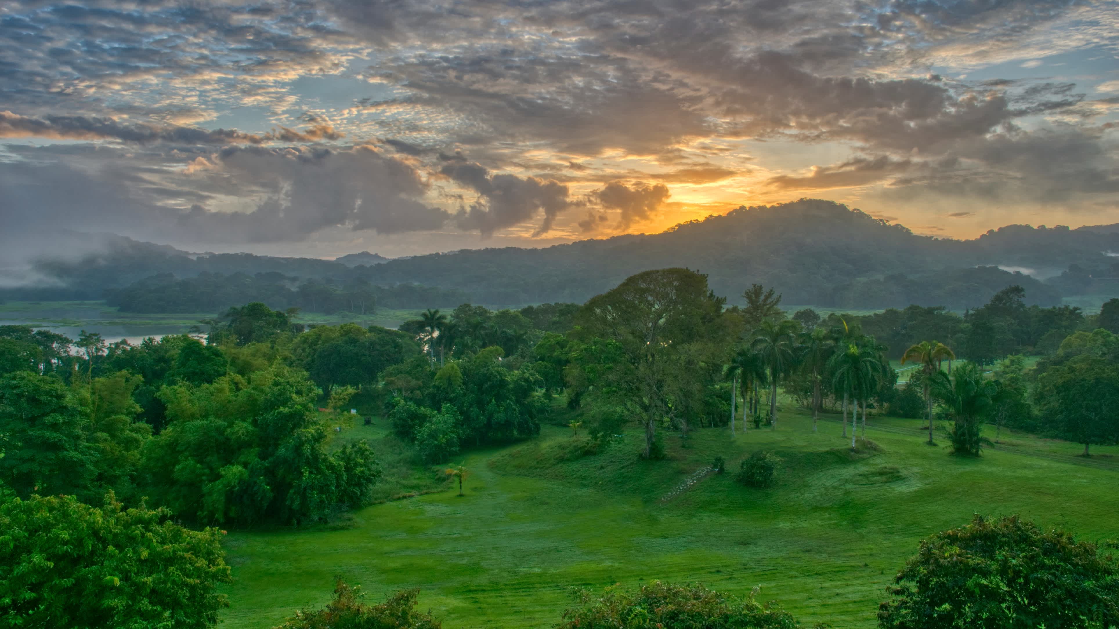 Schöner Sonnenaufgang über dem Chagres-Fluss und Panamakanal im Soberania-Nationalpark von Gamboa, Panama in Mittelamerika